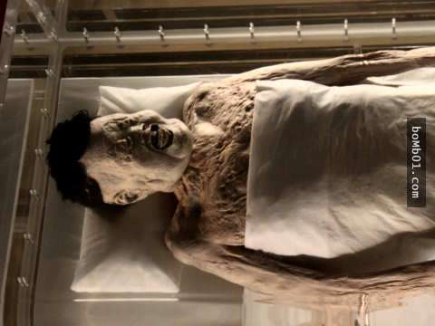 這具2100年前的木乃伊出土後竟然「還有一頭黑髮」，當科學家觸碰它的皮膚時更是差點被嚇昏了！