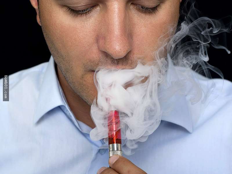 當你以為抽「電子菸」比較健康時，這個嚇人的研究結果證明你的肺已經慢慢變成「爆米花」！