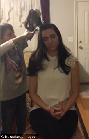 媽媽配合兒子一起拍攝「假裝剪頭髮」的影片，豈料兒子突然真的剪下去讓她嘴巴張大嚇傻了！