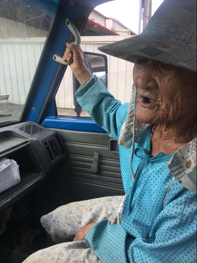 暖男順路送87歲阿嬤回家　過程卻「太爆笑」笑到網友歪樓
