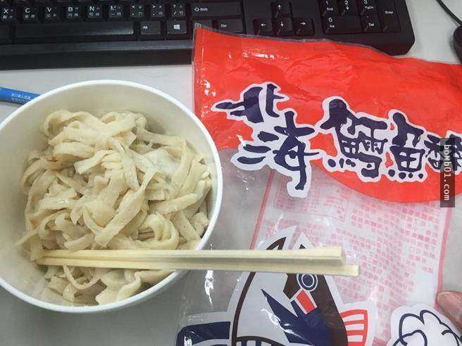 鱈魚香絲竟然有隱藏版的「當麵吃」吃法，背面的秘密藏了多年大家現在才知道！