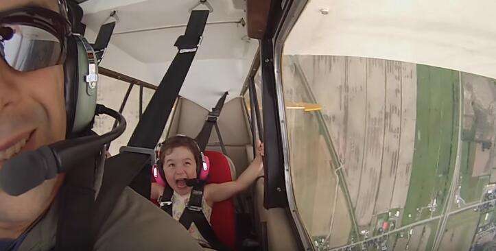 4歲小女孩搭特技飛機360度旋轉　一路興奮大笑：「再玩一次」