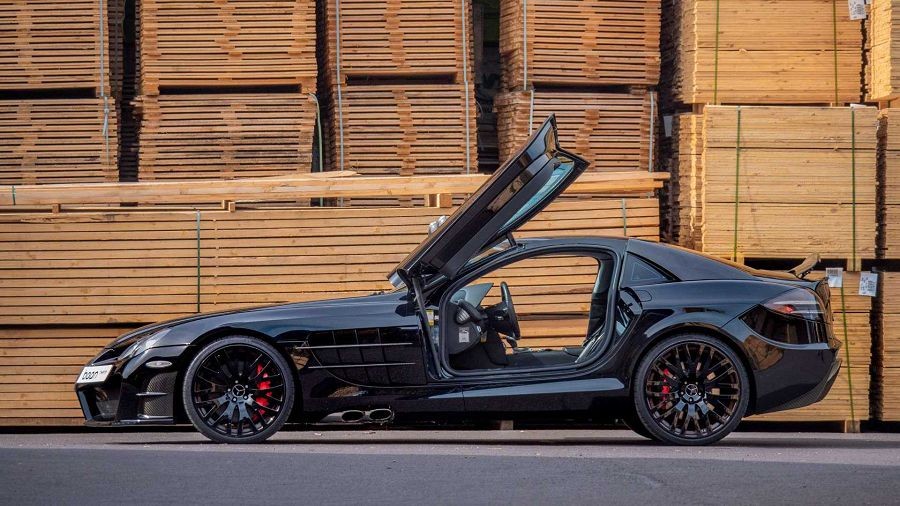 改造版「賓士麥拉倫」極致金屬黑　側翼車門一開「LED亮燈」太帥氣：根本蝙蝠車！