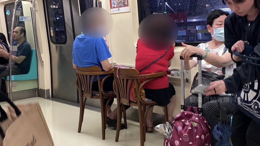 阿公阿嬤「搬椅子」搭捷運!畫面曝光網笑翻:自創博愛座