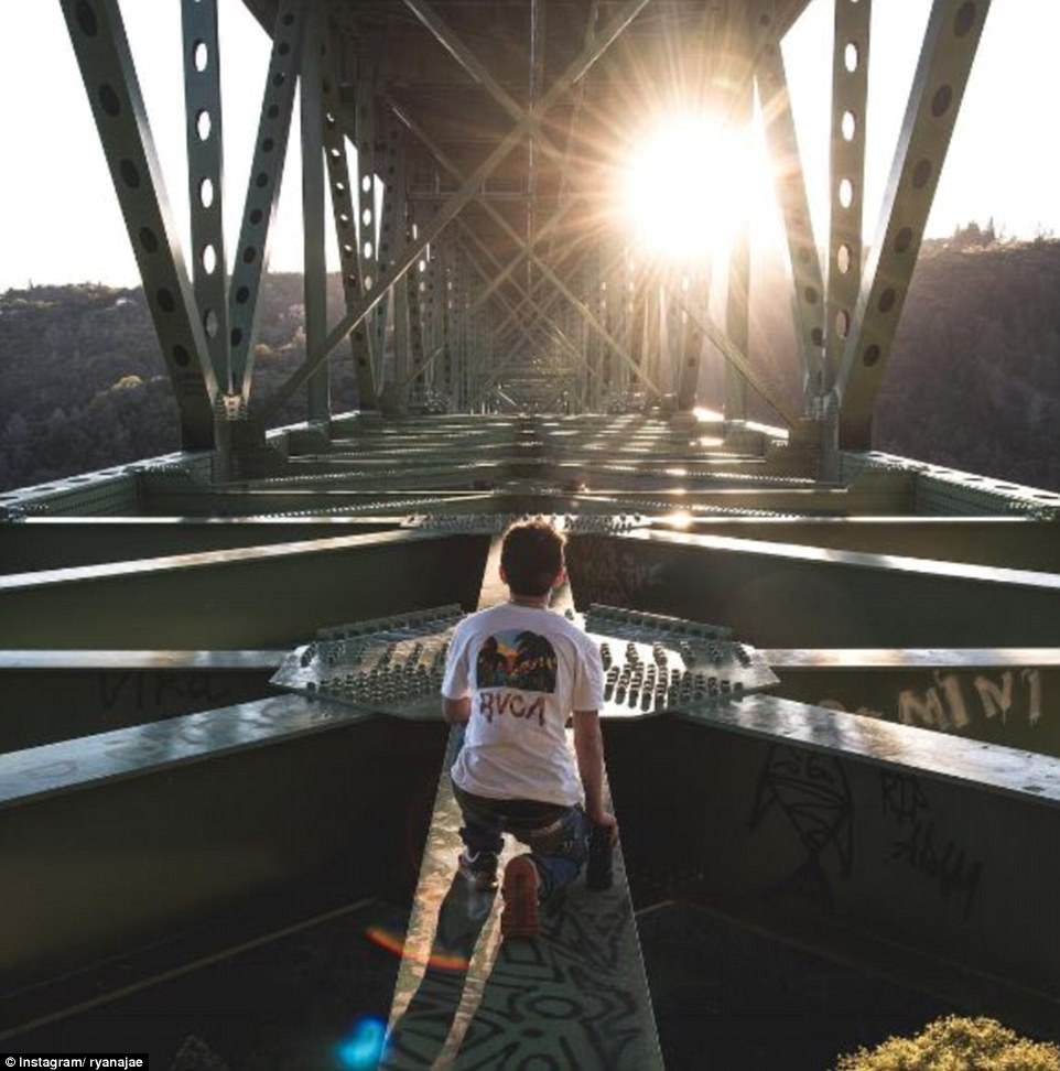 這個女子「為了拍出可以吸讚的IG照片」爬上高橋禁區，結果下一秒她就GG了…