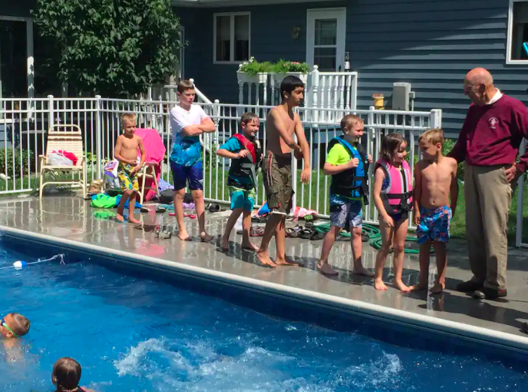 94歲爺爺喪妻後好孤獨！　無私建造「社區游泳池」給鄰居小孩同樂：自己也會笑了♡