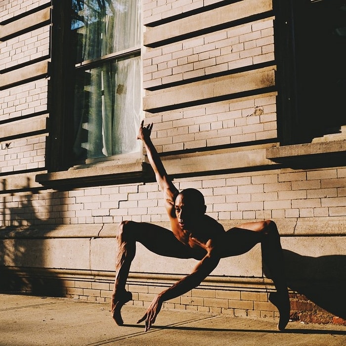 把街頭當舞台！　30張「芭蕾舞者」驚艷路人照　以力與美證明：藝術源於生活