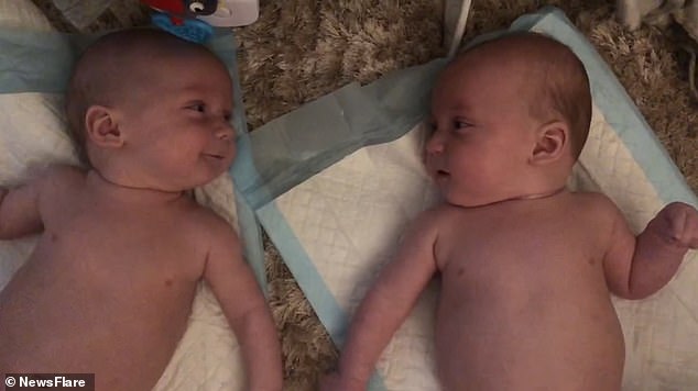 娘胎裡就認得！4個月雙胞胎「初見彼此」　手舞足蹈爸媽笑：超能聊～