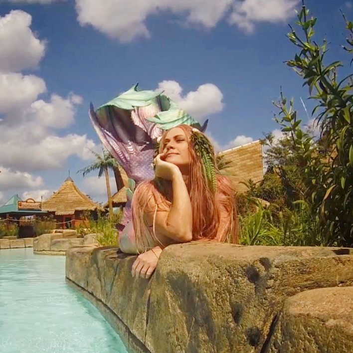 遊樂園在水槽放入「真人美人魚」！　夢幻互動孩子們驚喜：真的有愛麗兒♡