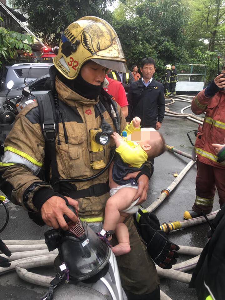 單手抱1歲嬰衝出火場！　帥警身影破萬人讚：髒頭盔是英雄榮耀的徽章