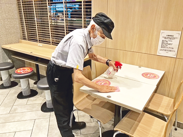 日本麥當勞最老店員！93歲阿公退而不休　「週上4天夜班」他樂回：我愛工作