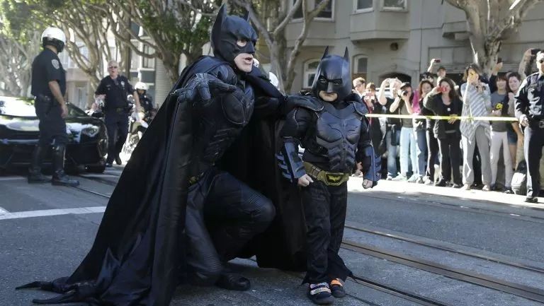 化療孩願望是當蝙蝠俠！　萬人幫他打造「現實高譚市」結局比電影更驚奇