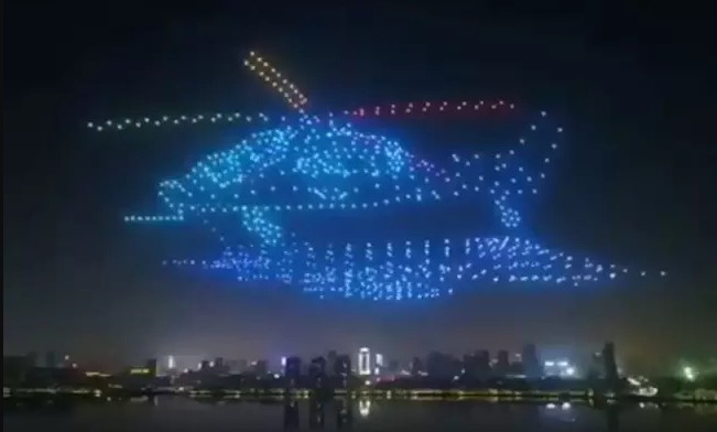 「無人機大會」800架飛行機一齊升空！　空中幻化「巨型畫作」展現驚人操控力