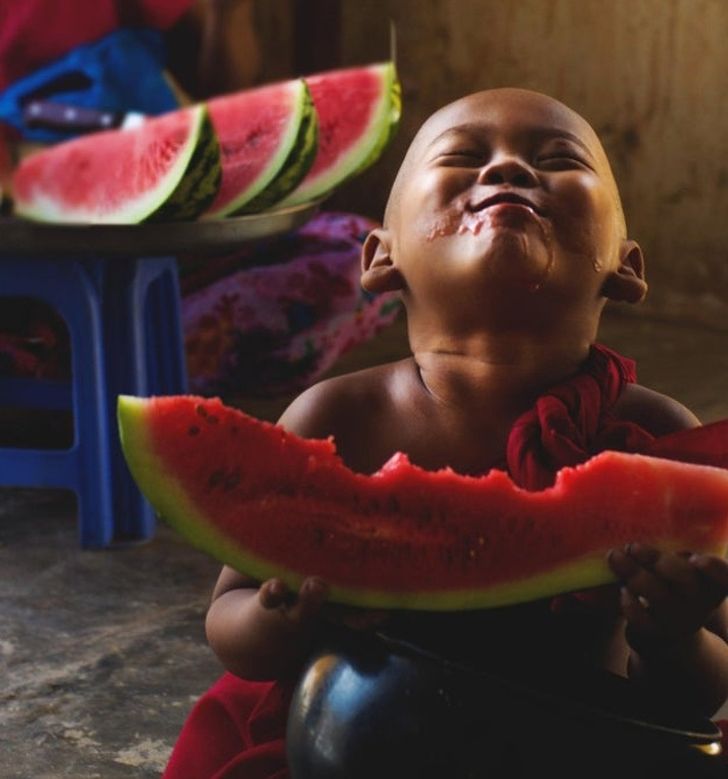 平凡就是福！20張照片記錄下「珍貴幸福瞬間」　首次吃西瓜也能露最甜微笑❤️
