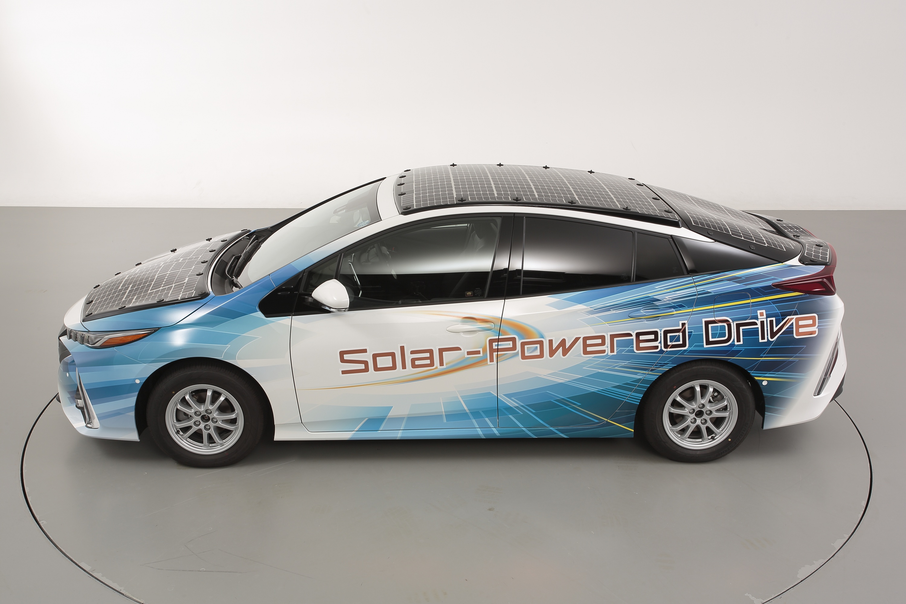 「完全不用插電」太陽能車將誕生　豐田測試結果：續航里程達56公里