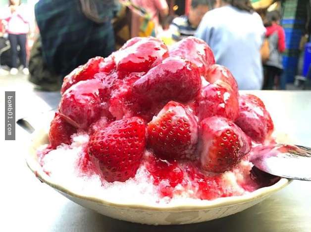 他去台南玩意外發現塞好塞滿的超新鮮「草莓牛奶冰」，打卡拍照再一口吃下去整個人都療癒了！