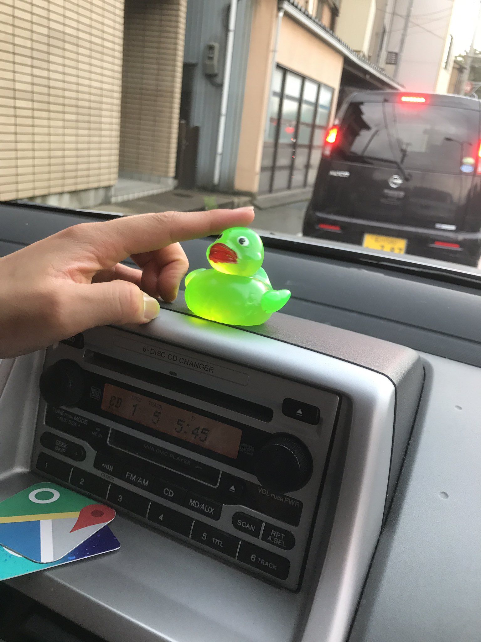 這隻造型鴨鴨在夏日的車子裡「高溫融化」，變成一灘綠水只剩下五官的樣子怨氣超重啊！