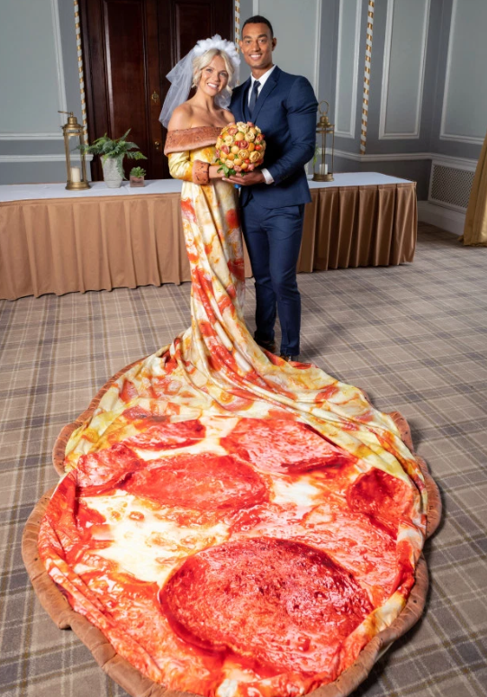 看過最餓的禮服！　披薩公司出「義式臘腸披薩禮服」穿上去完美牽絲
