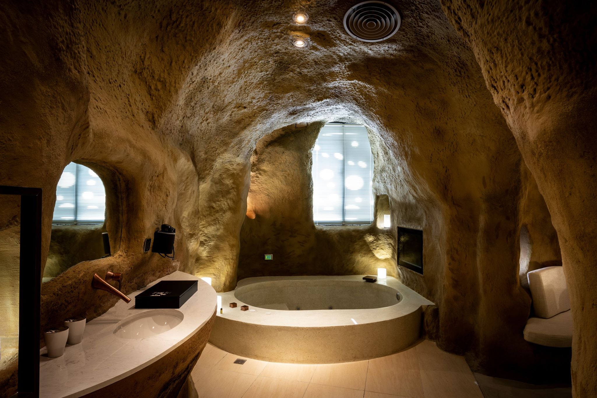 地窖、洞穴都搬進房間裡　台中「最狂新旅店」要你當高級山頂洞人