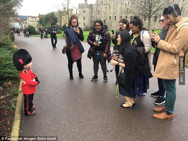 4歲小男孩向「英國衛兵」行軍敬禮，後來一位軍人竟轉頭回來「這樣做」百萬網友被萌爆！