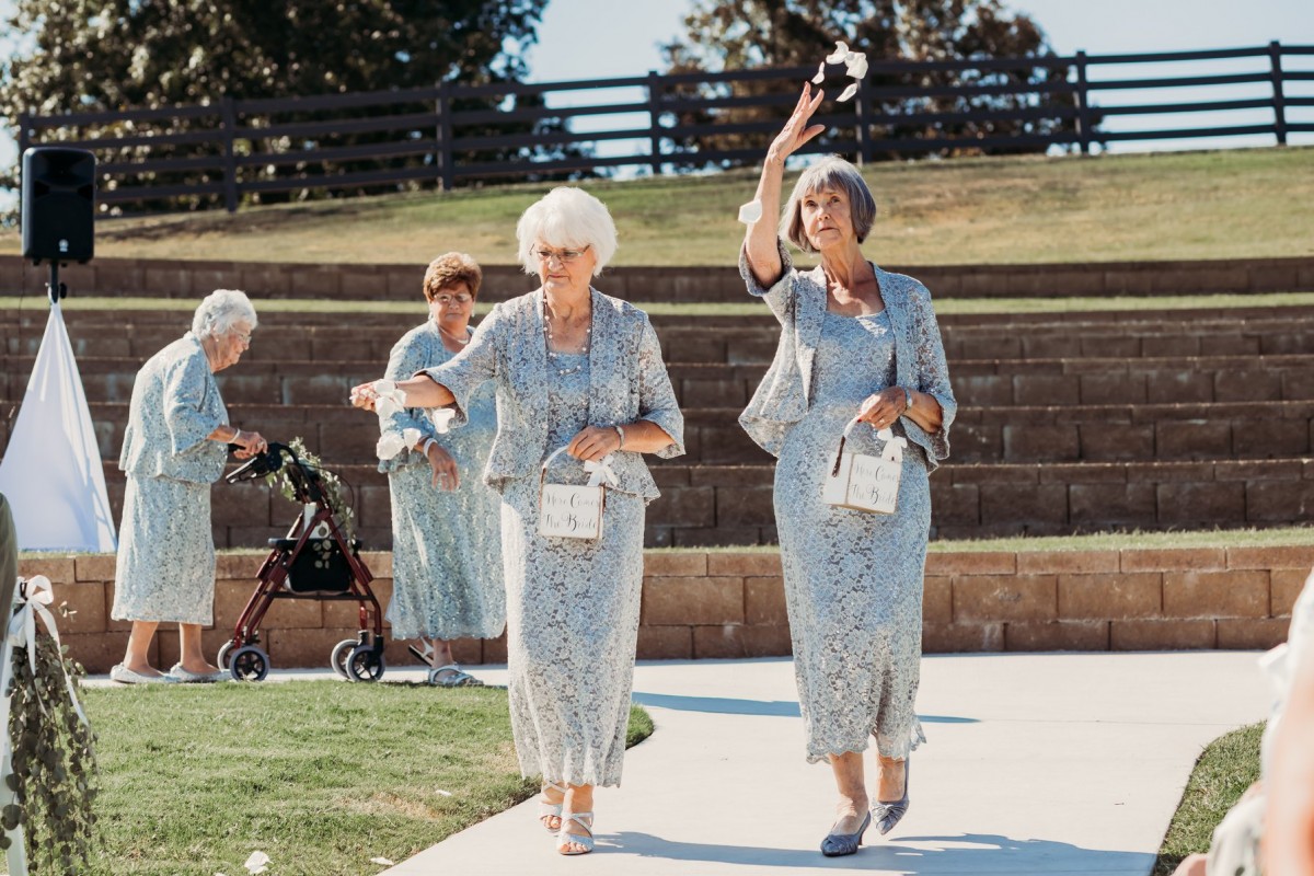 90歲也能灑花！新娘找「4位阿嬤」當婚禮花童　進場都超嗨：見證孫女出嫁❤️