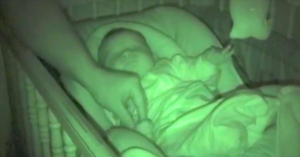 爸爸試圖放下寶寶舉起的手，但接下來的神奇畫面讓網友瘋狂懷疑「這是假嬰兒」！