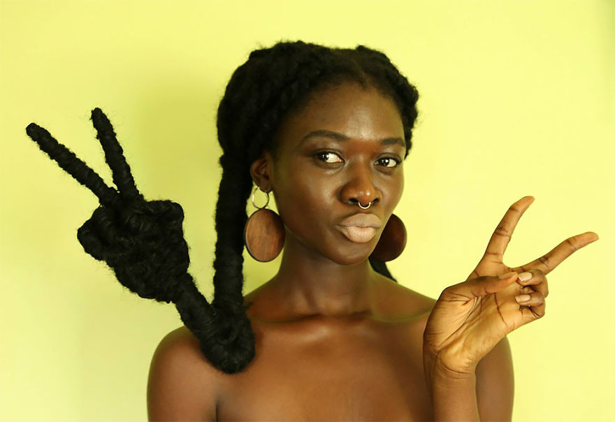 這個非洲女孩就是名副其實的「魔髮師」，想到什麼她都可以馬上透過頭髮實體化！