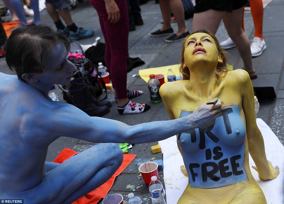 200裸男裸女直接在大街上做人體彩繪，各種自由的「GG和乳房」讓路人都看呆了！（內有高清影片）