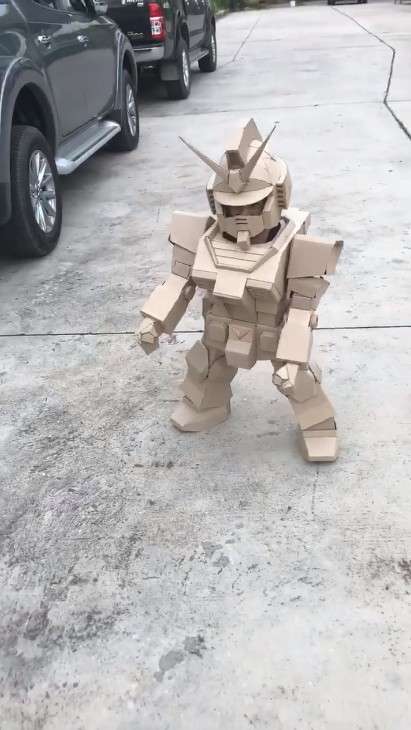 4歲兒要玩具！　老爸打造「紙箱鋼彈盔甲」給他　走起來效果滿分