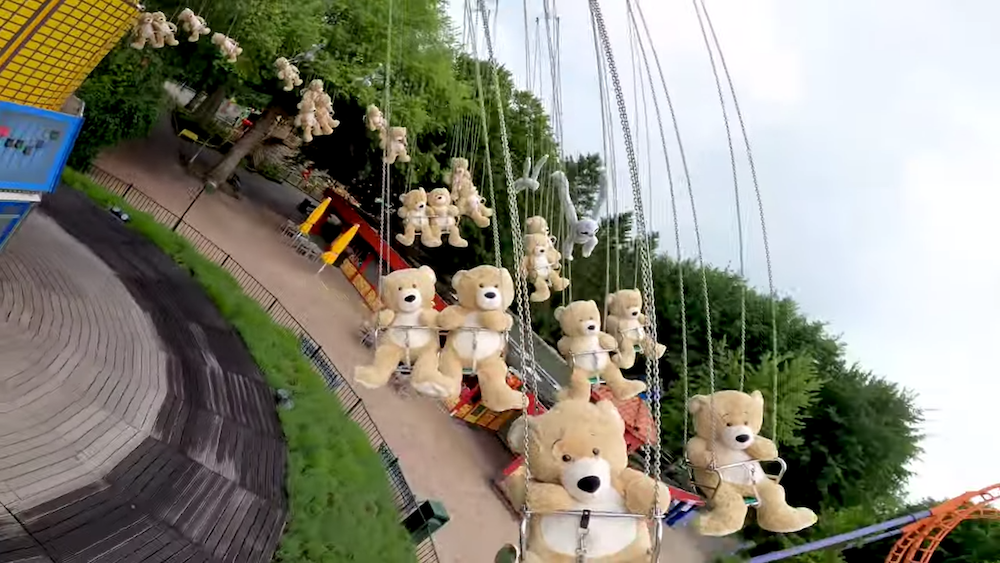 最淡定遊客！　遊樂園邀請「巨型泰迪熊」搭雲霄飛車　無表情搭完全程：畫面太療癒