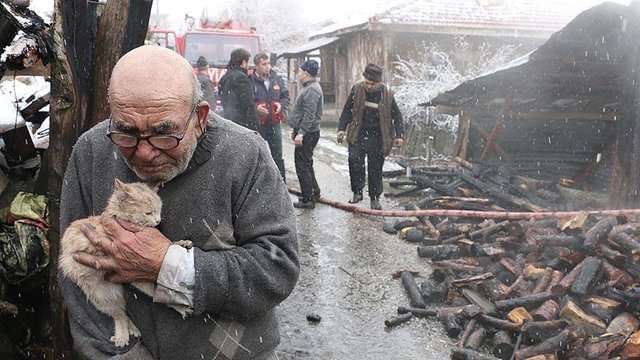 83歲老爺爺的房子被燒掉　他第一時間就緊緊抱住「最重要的牠」