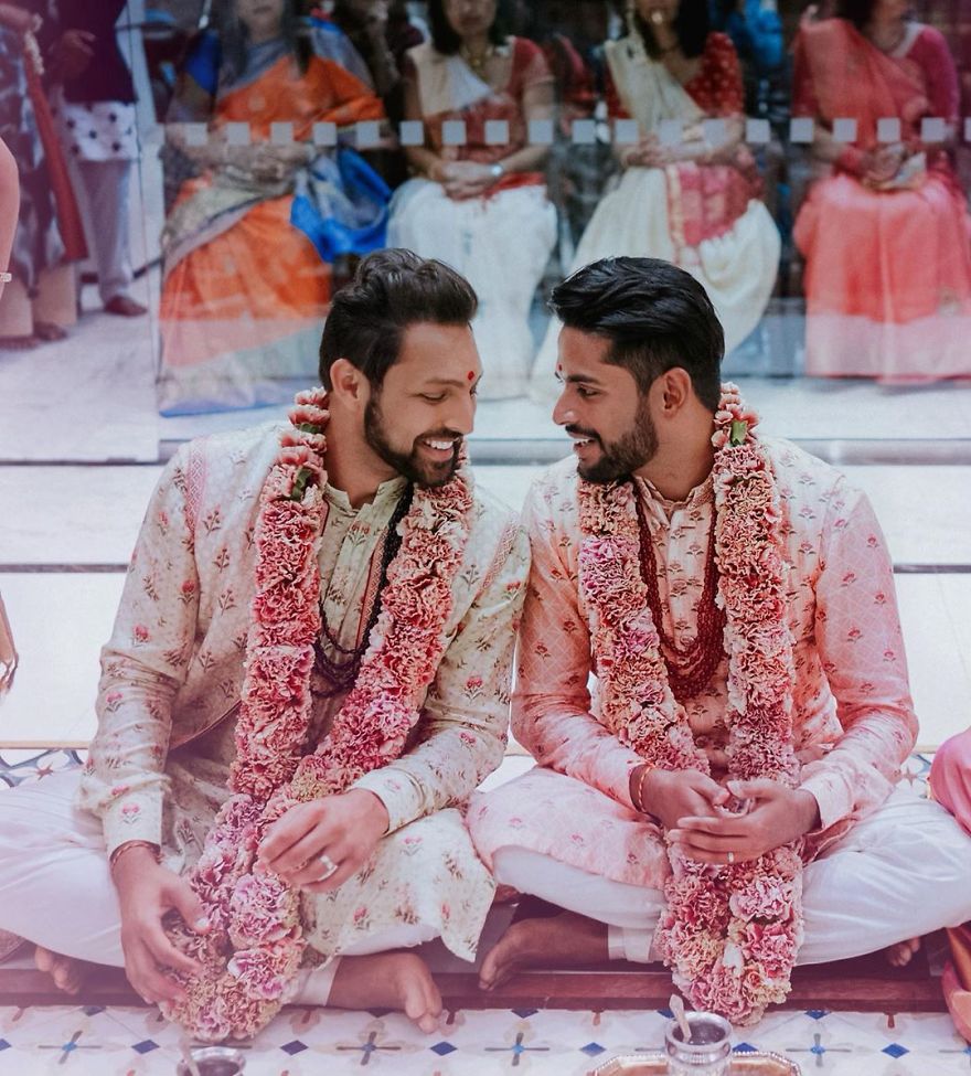 不畏流言！印度同志情侶寺廟完婚　絕美「寶萊塢式婚紗照」席捲整個世界
