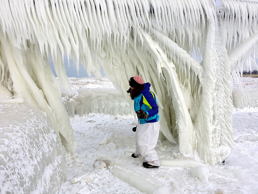 艾莎剛走過？攝影師拍下「冰雪奇緣般的景象」　　夢幻藍的碎冰危險又迷人