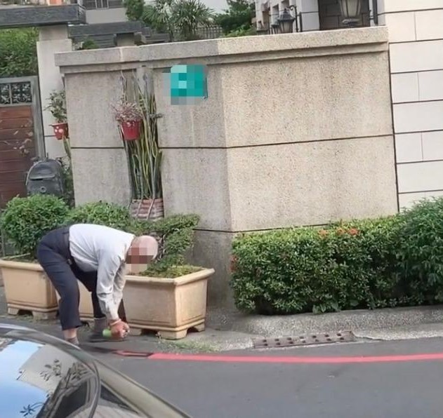 家門有紅線！台南阿伯整條噴黑　網傻眼：路是他家的？！