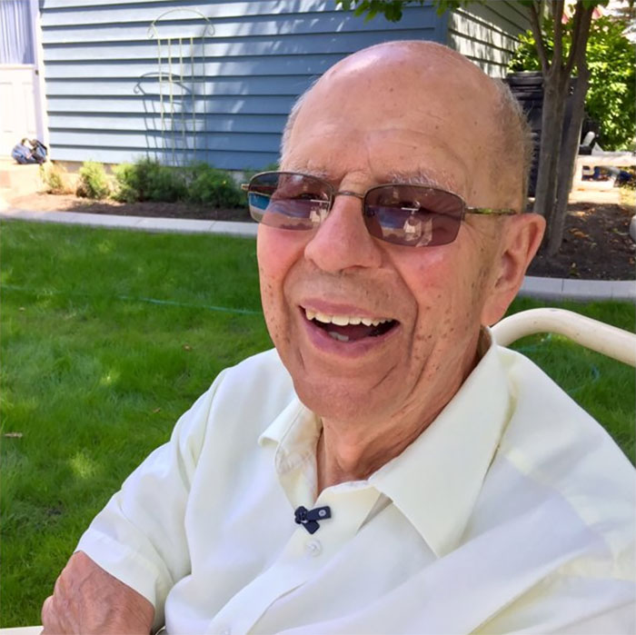 94歲退休法官在妻子過世後「忍受不了一個人的孤單」，於是他在後院蓋了泳池…現在家裡隨時都超熱鬧！