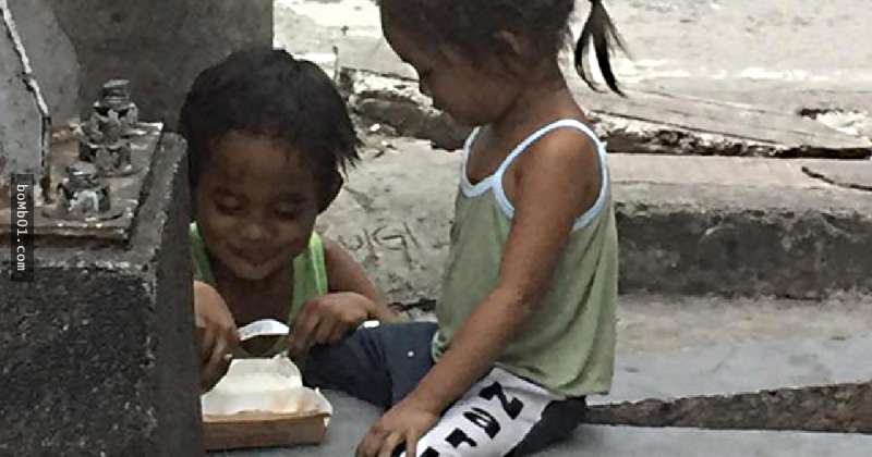 一對情侶在菲律賓給了一個貧困小男孩食物，下一瞬間他們都被眼前的景象震撼到哭出來了。