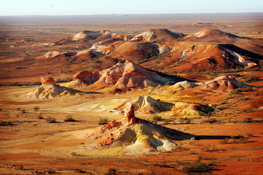 澳洲沙漠地面下真的住著「2000名地底人」，看似超絕望的居住環境其實比你的家還舒服！