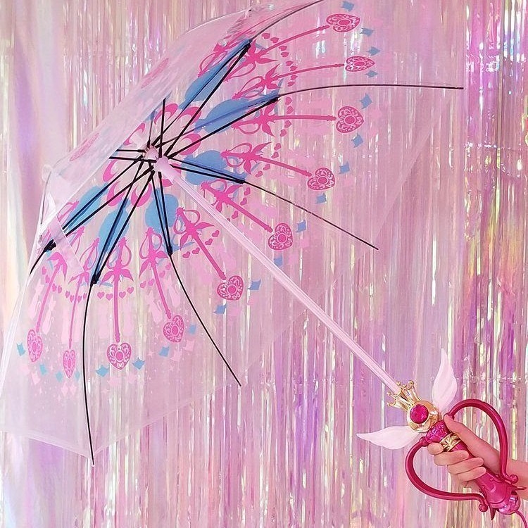 撐傘也能幸福！美少女戰士粉熱議「漸層果凍感雨傘」　變身器把手＋LED炫光太夢幻❤