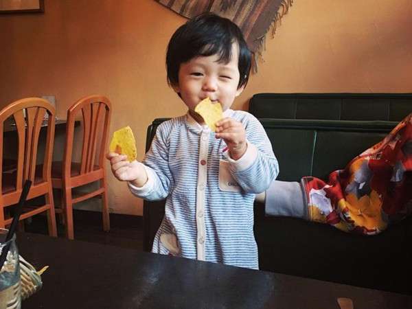 隋棠2歲兒子MAX突然從「單→雙眼皮」　美麗側臉讓網友驚：越來越像媽媽！