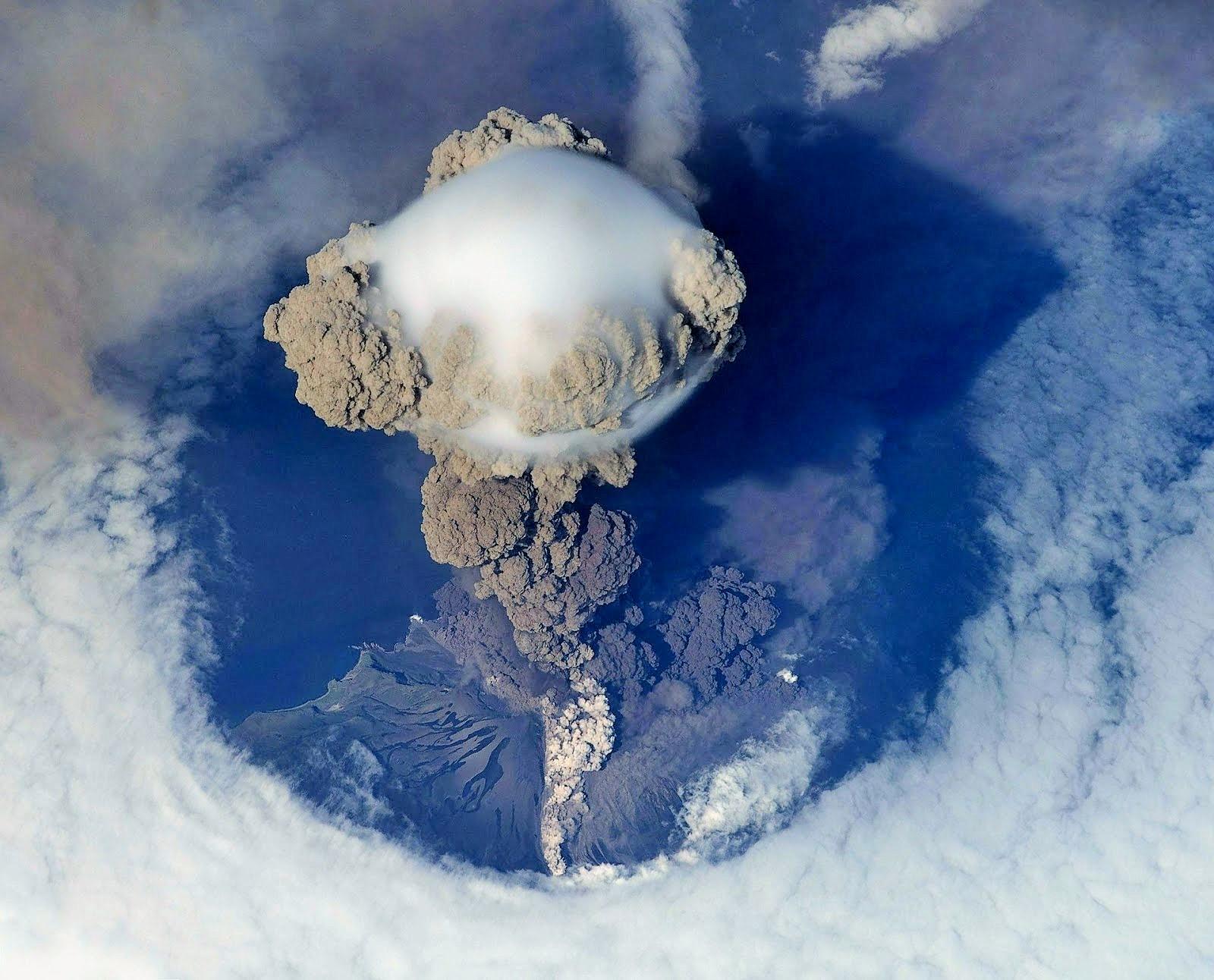 火山爆發從「上帝視角」看下去超震撼人心，瞬間就能感受到大自然的威力！