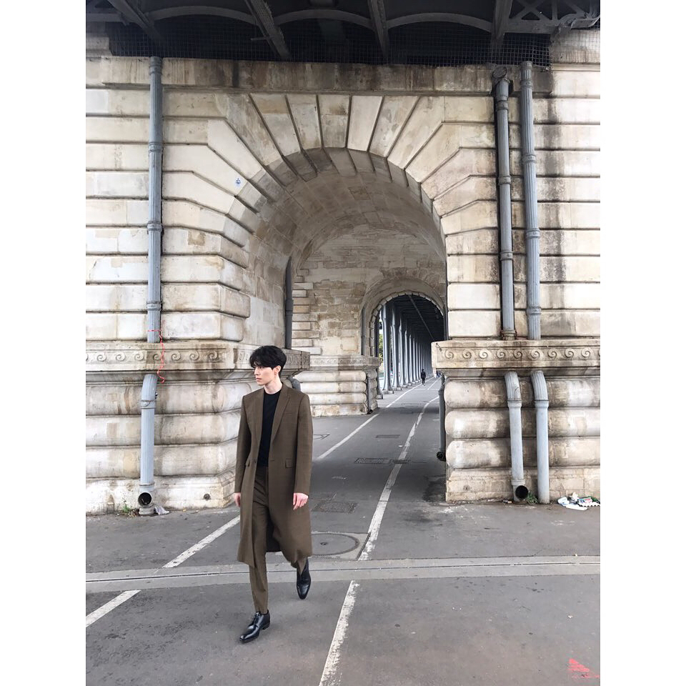 李棟旭在巴黎時裝秀一現身「老外都盯著看」，無法忽視掉的氣場連走在街頭也吸引路人回頭！