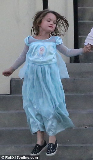 梅根福克斯5歲兒子穿「艾莎公主」洋裝逛街被酸民批評，她的回應證明她有養育孩子的智慧！