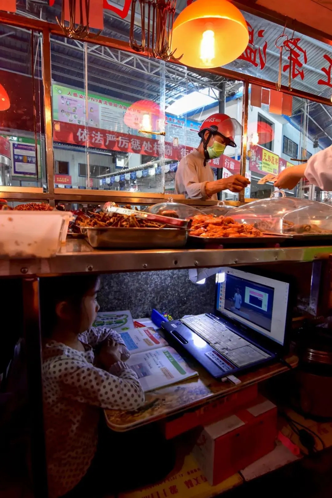 7歲女孩陪父母市場擺攤賣菜　每天「躲在滷味底下讀書」網大讚：未來可期！
