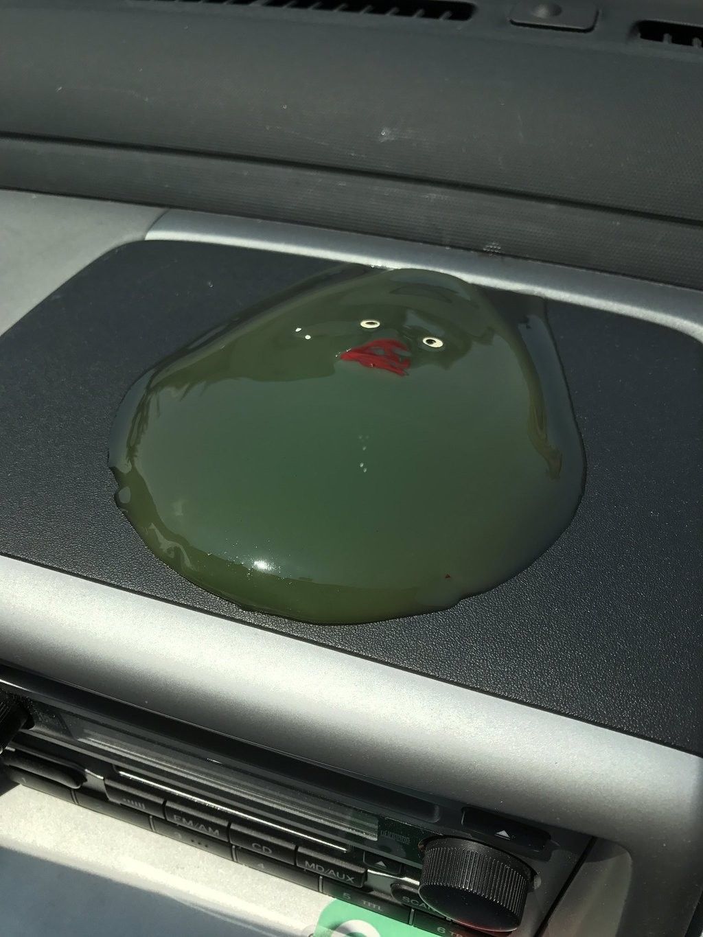 這隻造型鴨鴨在夏日的車子裡「高溫融化」，變成一灘綠水只剩下五官的樣子怨氣超重啊！