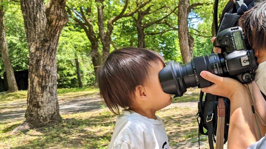靠太近！老爸拿望遠相機拍照　1歲女兒「臉埋鏡頭」成品笑翻全網