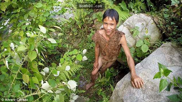 這位41歲的「真人版泰山」被爸爸帶進叢林後就再也沒跟外人接觸，原來他是透過這樣才知道世上有女人！