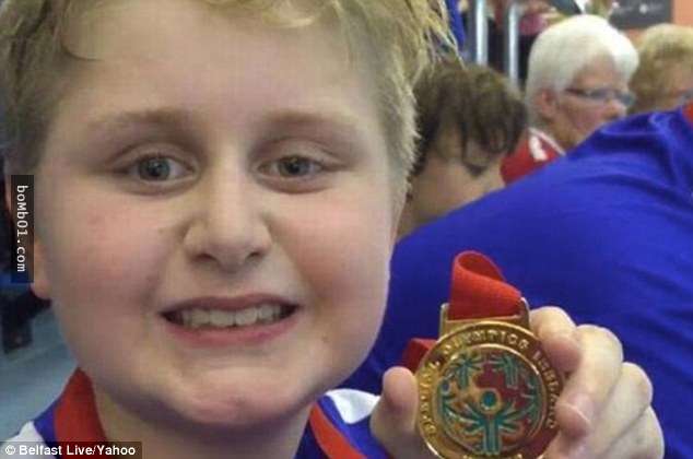 9歲自閉症男童游泳得冠軍卻無法上台領獎，全因「游太快」慘遭取消參賽資格！