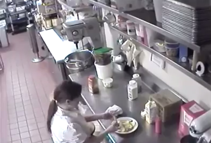 餐廳女員工「拿熱狗插下體」還來回動作，10秒後的行為更是噁到讓網友快吐出來！