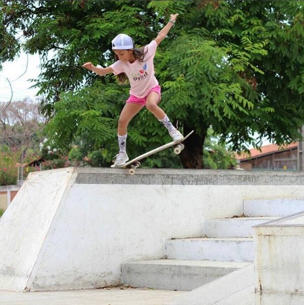 巴西小女孩穿上仙女服裝玩滑板「驚呆全世界」，她的技術厲害到大人也要跪著看完！