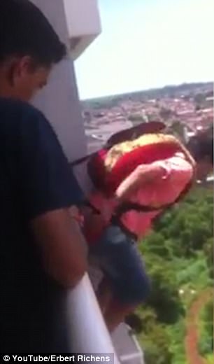 這個男子從網路買了一個降落傘，結果從自家陽台一跳下去…妻兒都嚇哭了！